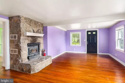 Living - 1443 Appleton Rd, Elkton, MD 21921 photo 2 of 4