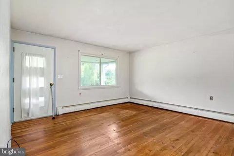 Living - 648 Red Hill Rd, Elkton, MD 21921 photo 2 of 3