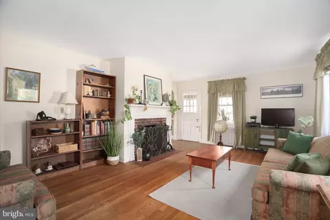 Living - 515 North St, Elkton, MD 21921 photo 1 of 2