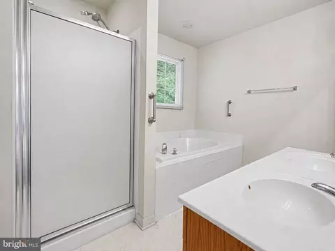 Bath - 146 Nicholas Dr, Elkton, MD 21921 photo 1 of 2