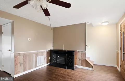 Living - 111 Quail Ct, Elkton, MD 21921 photo 2 of 3