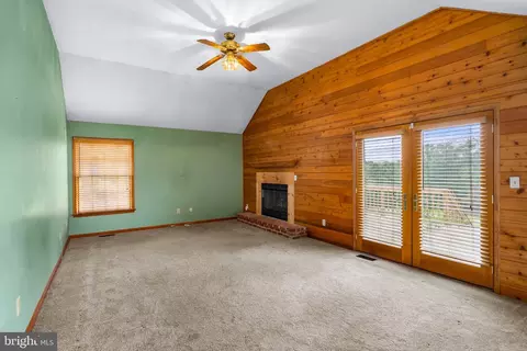 Living - 39 Long Dr, Elkton, MD 21921 photo 3 of 4