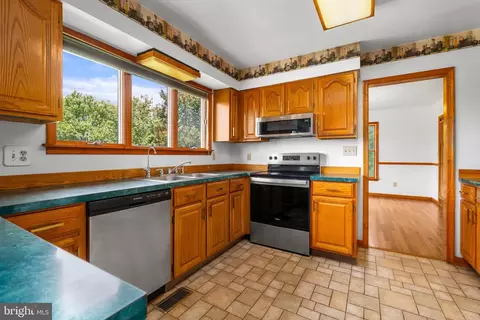 Kitchen - 39 Long Dr, Elkton, MD 21921 photo 2 of 2