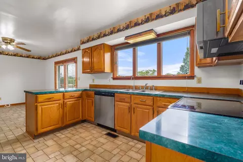 Kitchen - 39 Long Dr, Elkton, MD 21921 photo 1 of 2