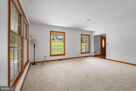 Living - 39 Long Dr, Elkton, MD 21921 photo 2 of 4