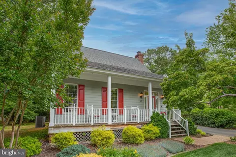 10 Winterberry Ct, La Plata, MD 20646