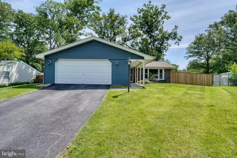 2527 Lisa Dr, Waldorf, MD 20601
