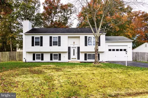 1811 Oak Dr, Waldorf, MD 20601