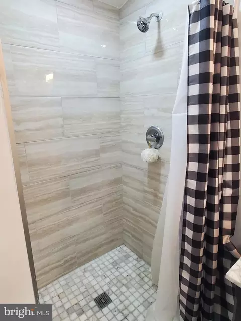 Bath - 2370 Davis Rd, Waldorf, MD 20603 photo 3 of 6