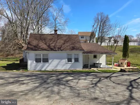 Exterior - 2370 Davis Rd, Waldorf, MD 20603 photo 4 of 5