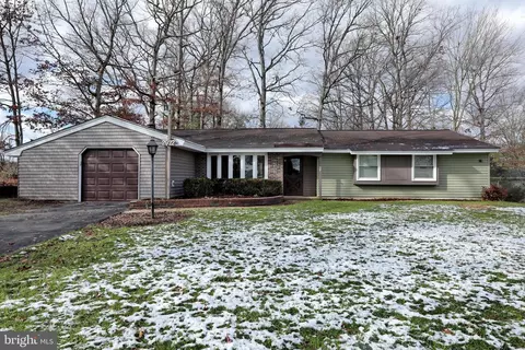2922 Sandwich Dr, Waldorf, MD 20601