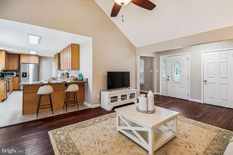 Living - 128 E Quail Ln, La Plata, MD 20646 photo 5 of 10