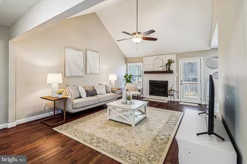 Living - 128 E Quail Ln, La Plata, MD 20646 photo 4 of 10