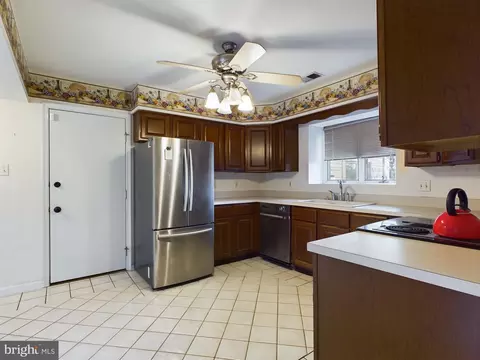 Kitchen - 14945 Abelia Ct, Swan Point, MD 20645 photo 1 of 6