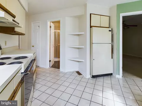 Kitchen - 14945 Abelia Ct, Swan Point, MD 20645 photo 6 of 6