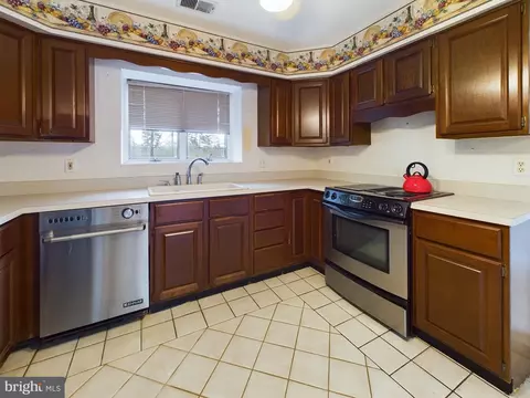 Kitchen - 14945 Abelia Ct, Swan Point, MD 20645 photo 3 of 6