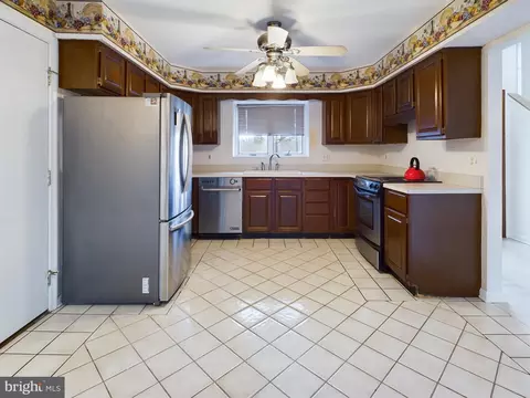 Kitchen - 14945 Abelia Ct, Swan Point, MD 20645 photo 2 of 6