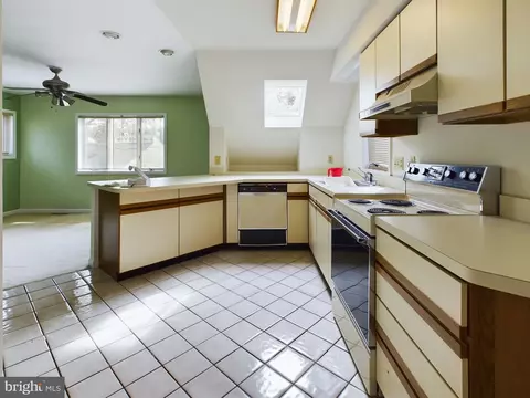 Kitchen - 14945 Abelia Ct, Swan Point, MD 20645 photo 5 of 6