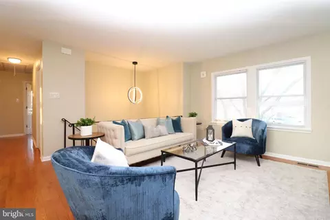 Living - 10 Macroom Ct, Waldorf, MD 20602 photo 4 of 6