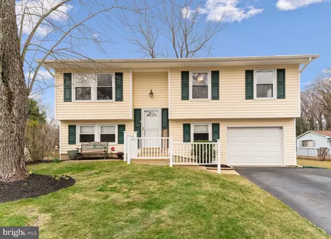 922 Barrington Dr, Waldorf, MD 20602