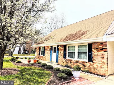 910 Barrington Dr, Waldorf, MD 20602