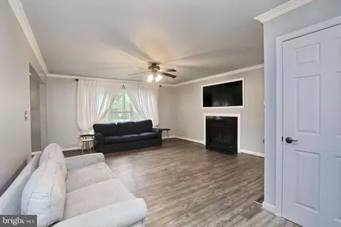 Living - 11520 Honeysuckle Ct, Swan Point, MD 20645 photo 4 of 5