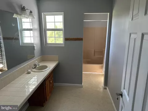 Bath - 15975 Meandering Dr, Brandywine, MD 20613 photo 5 of 5