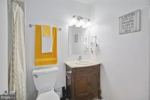 Bath - 11571 Lantern Ln, Waldorf, MD 20601 photo 2 of 5