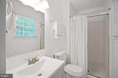 Bath - 11571 Lantern Ln, Waldorf, MD 20601 photo 4 of 5