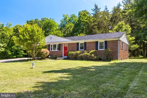 8325 Warren Dr, Pomfret, MD 20675