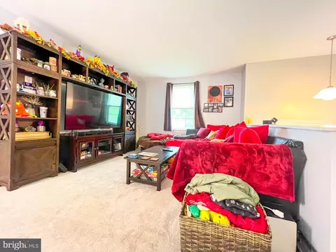 Living - 2000 All Hallows Ct, Waldorf, MD 20602 photo 2 of 3