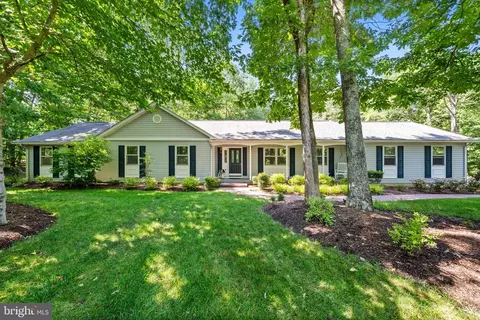 9215 Lindy Ln, La Plata, MD 20646