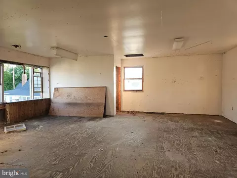 Living - 7255 Benedict Ave, Benedict, MD 20612 photo 2 of 3