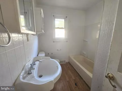 Bath - 7255 Benedict Ave, Benedict, MD 20612 photo 1 of 2
