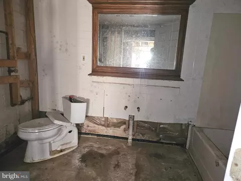Bath - 7255 Benedict Ave, Benedict, MD 20612 photo 2 of 2
