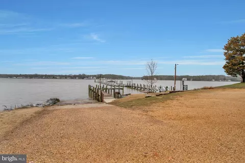 14800 King Charles Dr, Swan Point, MD 20645 photo 3