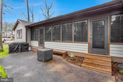 14800 King Charles Dr, Swan Point, MD 20645 photo 2