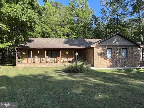 14800 King Charles Dr, Swan Point, MD 20645