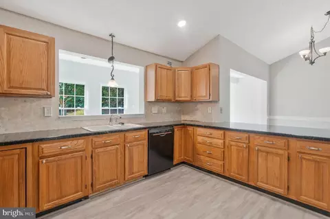 Kitchen - 16145 Inheritance Dr, Brandywine, MD 20613 photo 3 of 4
