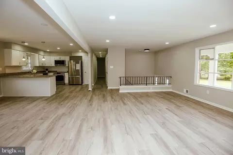 Living - 3270 Malcolm Rd, Brandywine, MD 20613 photo 3 of 7