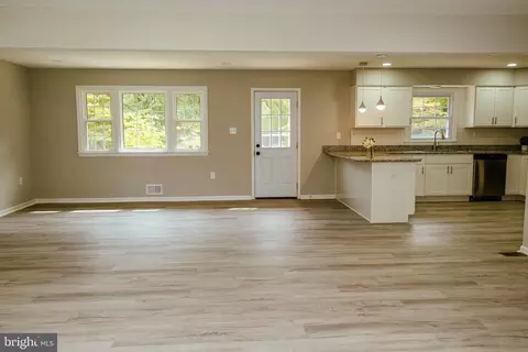 Living - 3270 Malcolm Rd, Brandywine, MD 20613 photo 2 of 7