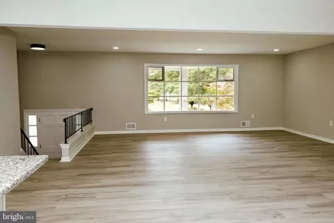 Living - 3270 Malcolm Rd, Brandywine, MD 20613 photo 4 of 7