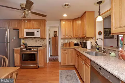 Kitchen - 7635 Bumpy Oak Rd, La Plata, MD 20646 photo 4 of 5