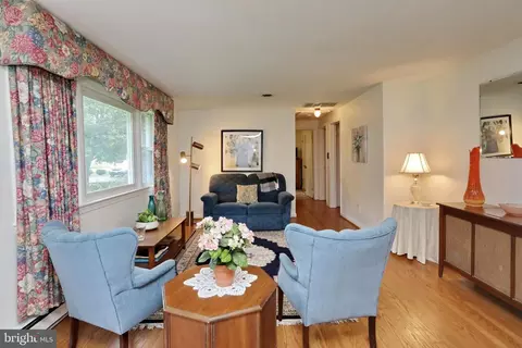 Living - 7635 Bumpy Oak Rd, La Plata, MD 20646 photo 2 of 3