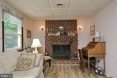 Living - 7635 Bumpy Oak Rd, La Plata, MD 20646 photo 3 of 3