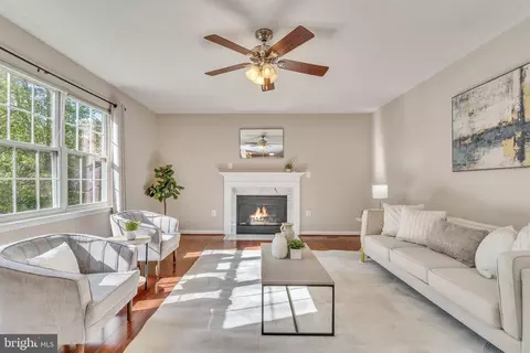 Living - 100 Cornwall Ct, La Plata, MD 20646 photo 2 of 5