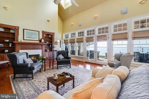Living - 11520 Magnolia Ct, Issue, MD 20645 photo 2 of 3