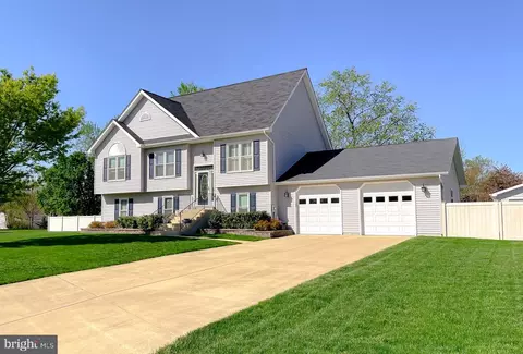 2115 Country Pines Ct, Waldorf, MD 20601