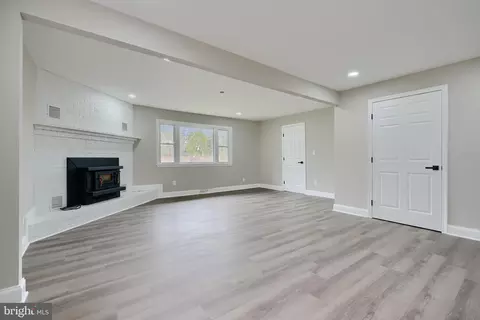 Living - 11925 Patchwork Pl, Waldorf, MD 20602 photo 2 of 7