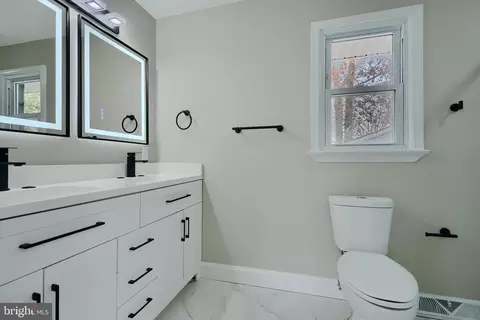Bath - 11925 Patchwork Pl, Waldorf, MD 20602 photo 4 of 5